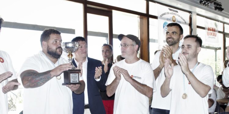 AJEDREZ. Protegen A de Bahía Blanca, campeón del Playas de Necochea. Lo asupició NECRADIO y Diario NQ. Por Leo Menna