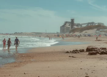 Quequén: El balneario que supo atraer a la aristocracia y hoy revive con aire a aldea de pescadores brasileña. Diario “La Nación”