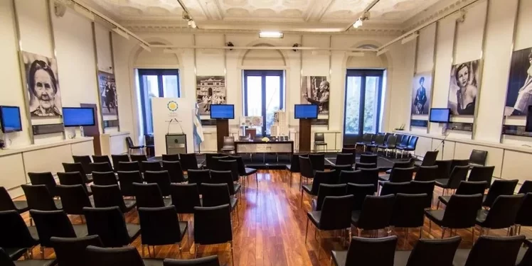 Una provocación: en el 8M, el gobierno anunció que le cambiará el nombre al Salón de las Mujeres