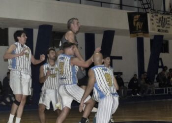 BÁSQUETBOL. Victoria de Rivadavia sobre Peñarol. Por Leo Menna