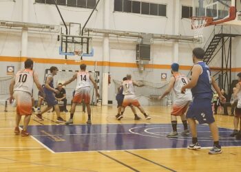 BÁSQUETBOL. “Vascos” y albos ganaron y siguen en la cima del campeonato. Por Leo Menna