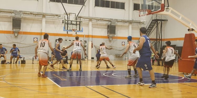 BÁSQUETBOL. “Vascos” y albos ganaron y siguen en la cima del campeonato. Por Leo Menna
