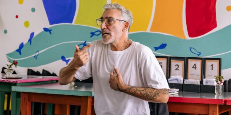 JAVIER VALENTE. “Las redes sociales e internet, han cambiado nuestro estado mental”. Por Julieta Burgueño