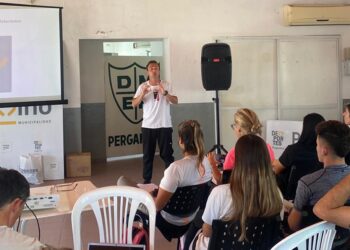 El profesor Mauro Cabrera disertó en Pergamino.