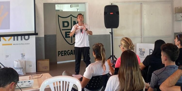 El profesor Mauro Cabrera disertó en Pergamino.
