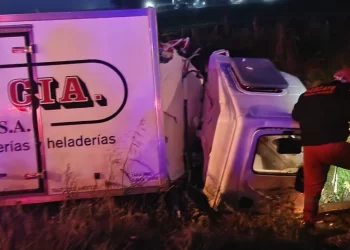 Se despistó un camión en la ruta 88: al conductor tuvieron que sacarlo los bomberos