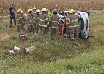 Despiste y vuelco en la ruta 226: falleció una mujer y dos adultos y una menor resultaron heridos