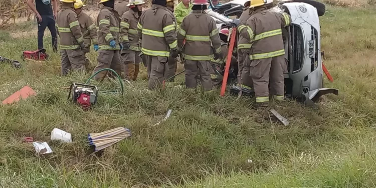 Despiste y vuelco en la ruta 226: falleció una mujer y dos adultos y una menor resultaron heridos