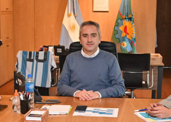 Autoridades locales con el “Cuervo” Larroque