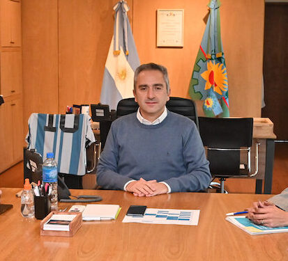 Autoridades locales con el “Cuervo” Larroque