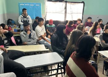 Las charlas para conductores principiantes llegaron hasta la Secundaria Nº 13 de Quequén