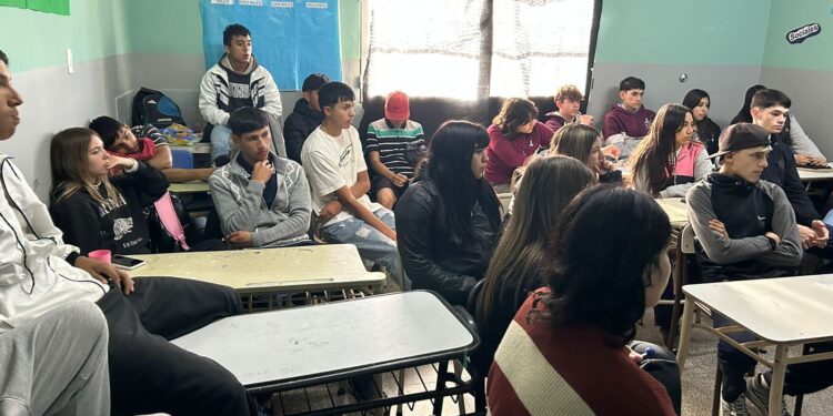 Las charlas para conductores principiantes llegaron hasta la Secundaria Nº 13 de Quequén