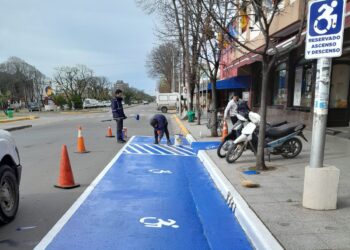 Se señalizó un sector para personas con discapacidad en 59 entre 54 y 56