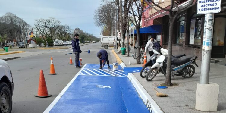 Se señalizó un sector para personas con discapacidad en 59 entre 54 y 56