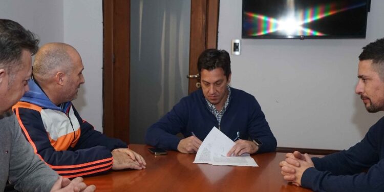 El municipio y los gremios firmaron el acta acuerdo por un 25% de aumento en los salario