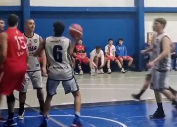 BÁSQUETBOL. Nuevo triunfo de Centro Basko, que se afirma en lo más alto