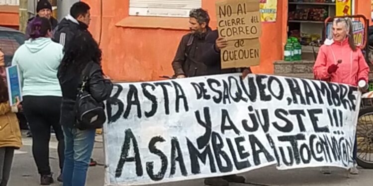 Movilización y reclamos por el cierre de las oficinas del Correo de Quequén