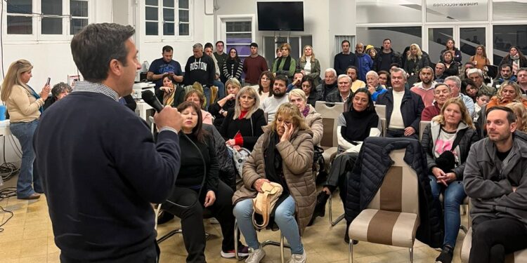 Nueva Necochea abrió sus actividades anuales con el discurso de Arturo Rojas