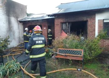 Grave incendio y un bombero herido