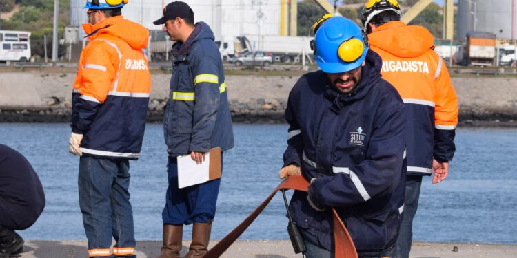 Puerto Quequén garantiza las condiciones de seguridad en sus muelles de amarre