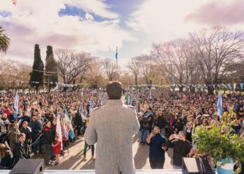 La Plaza se vistió de celeste y blanco para recibir 1600 promesas a la bandera