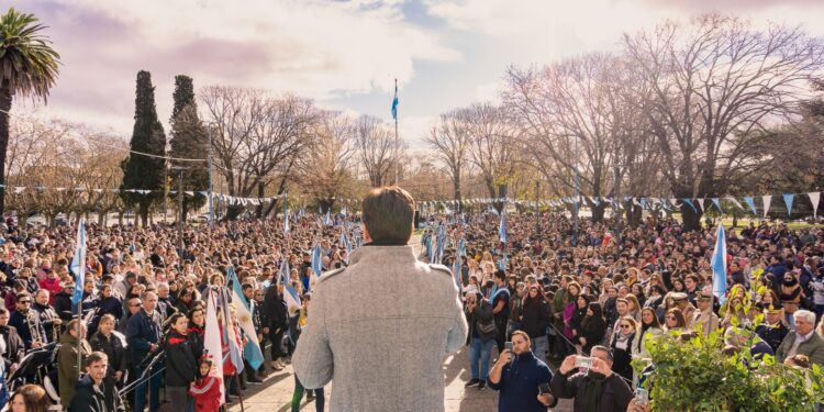 La Plaza se vistió de celeste y blanco para recibir 1600 promesas a la bandera