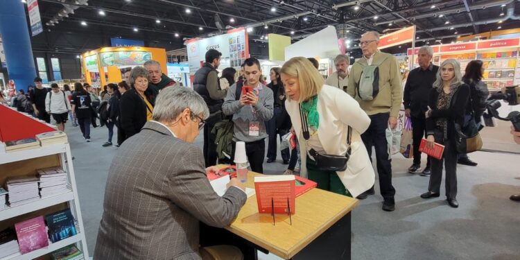 Agustín Barletti, el periodista y escritor que unió a nado las Islas Malvinas