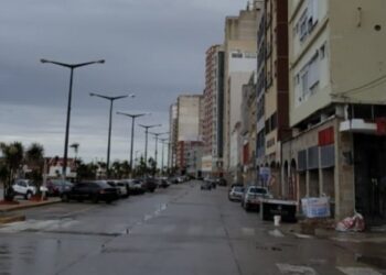 Joven atropellada por un motociclista que huyó de un control policial