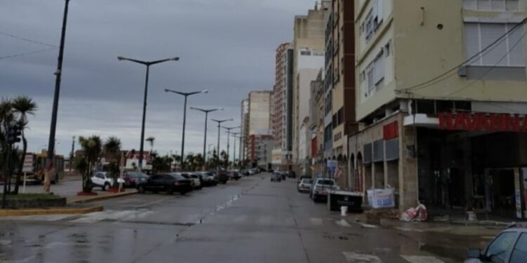 Joven atropellada por un motociclista que huyó de un control policial