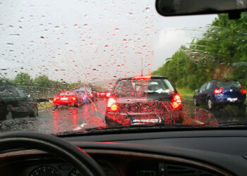 DOMINGO LLUVIOSO ¿Cómo conducir durante los días de lluvia para prevenir accidentes?
