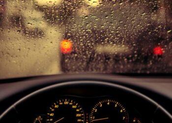 DOMINGO LLUVIOSO ¿Cómo conducir durante los días de lluvia para prevenir accidentes?