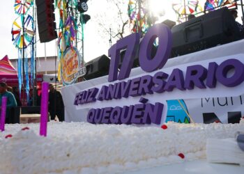 Un desfile masivo y el corte de la torta le dieron un color especial al cumpleaños de Quequén