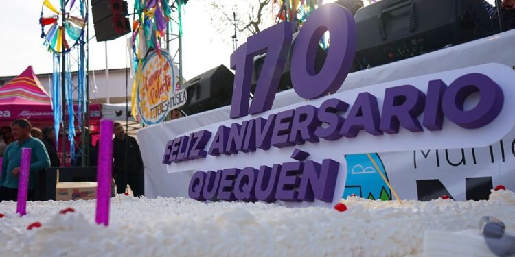 Un desfile masivo y el corte de la torta le dieron un color especial al cumpleaños de Quequén