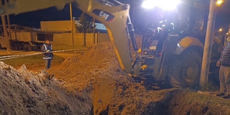 Obras Sanitarias realizó un operativo de madrugada para sanear la red cloacal