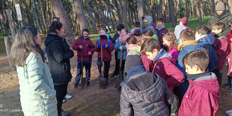 El Vivero recibió a pequeños del Colegio Danés para una jornada de Forestación