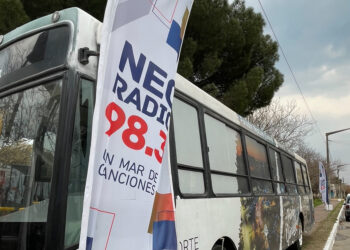 Quequén está de fiesta y NECRADIO 98.3 y DIARIO NQ, transmiten en directo desde la plaza central