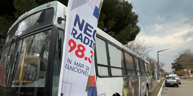 Quequén está de fiesta y NECRADIO 98.3 y DIARIO NQ, transmiten en directo desde la plaza central