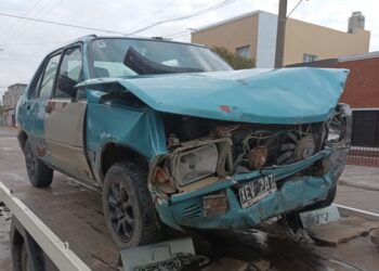 Violenta colisión entre un auto y una camioneta en 28 y 59