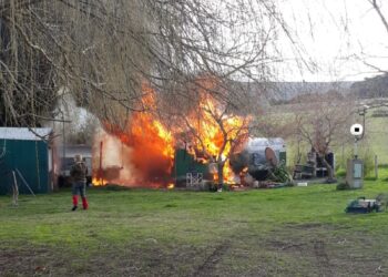Un incendio de magnitud consumió dos casillas en Villa Laguna Brava