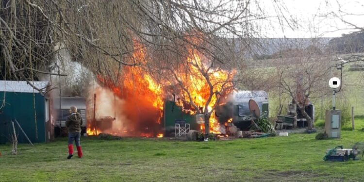 Un incendio de magnitud consumió dos casillas en Villa Laguna Brava