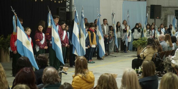 Emotivo acto por el Día del Maestro: Valoración al legado de Sarmiento y reconocimiento para los docentes jubilados