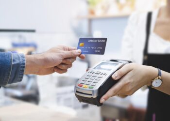 Los pagos en comercios deberán realizarse sin que el cliente pierda de vista sus tarjetas