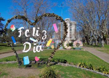 El municipio agasajó a los docentes con una intervención en la Plaza Dardo Rocha