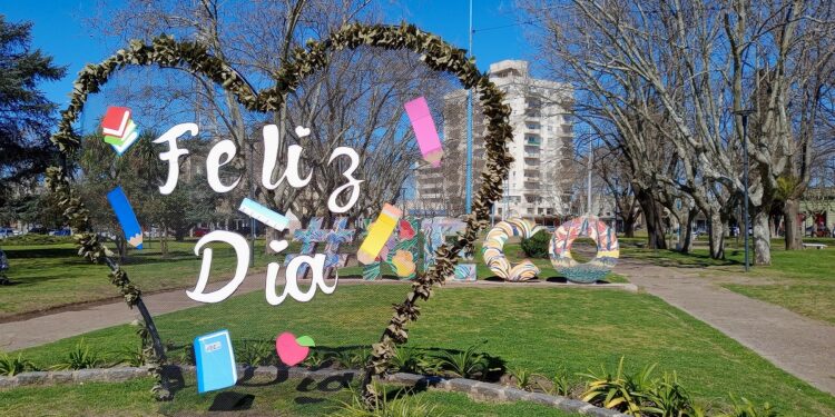 El municipio agasajó a los docentes con una intervención en la Plaza Dardo Rocha