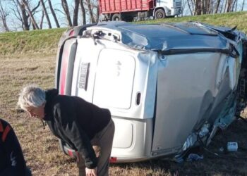 Despiste y vuelco en ruta 226 a pocos metros del ingreso a Napaleofú