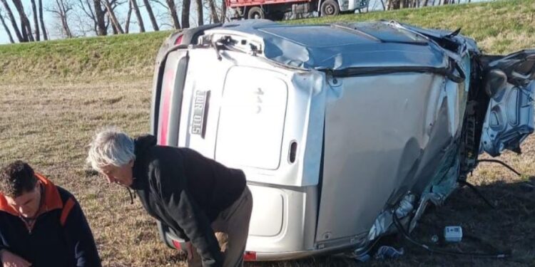 Despiste y vuelco en ruta 226 a pocos metros del ingreso a Napaleofú