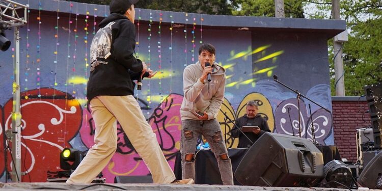 Cientos de jóvenes reciben a la Primavera con un Festival en el Parque Miguel Lillo