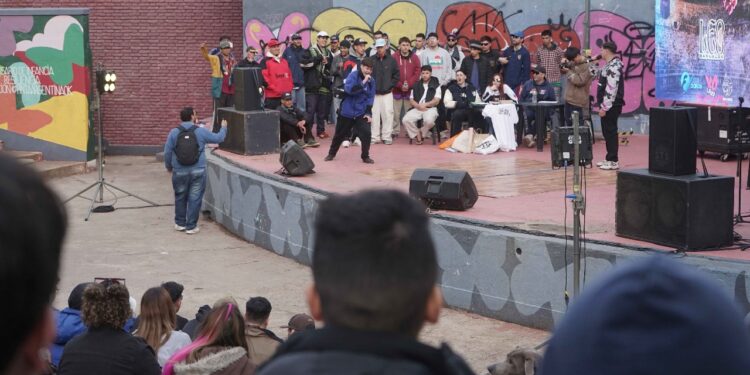 Variedad de talentos y público de todas las edades en la Fiesta de la Primavera