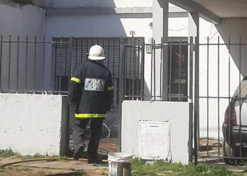 Los bomberos combatieron un incendio en una vivienda