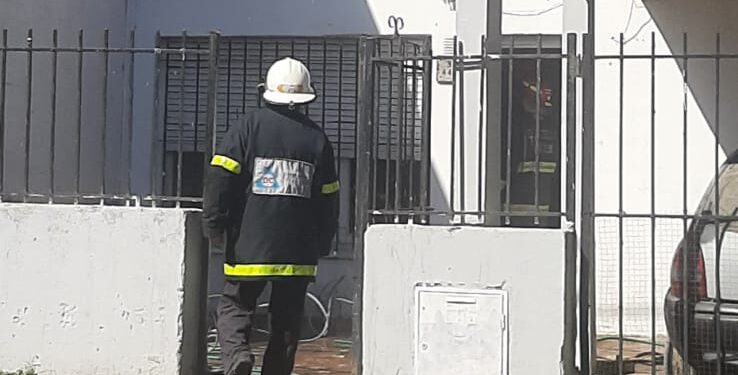 Los bomberos combatieron un incendio en una vivienda